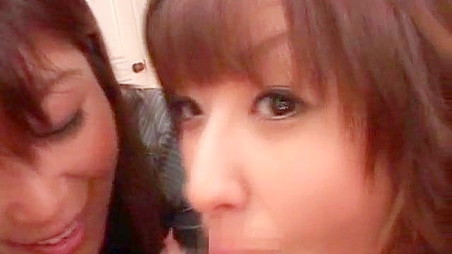 激烈的三人秀与两个渴望的日本少女在激情中