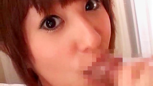 激烈的三人秀与两个渴望的日本少女在激情中