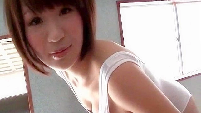 业余少女在镜头前裸体并开始自慰