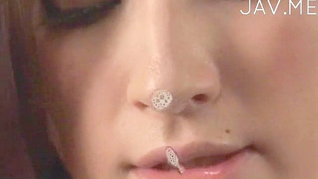 与迷人的亚洲女孩进行性感而挑逗的亲吻