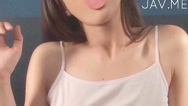 与迷人的亚洲女孩进行性感而挑逗的亲吻