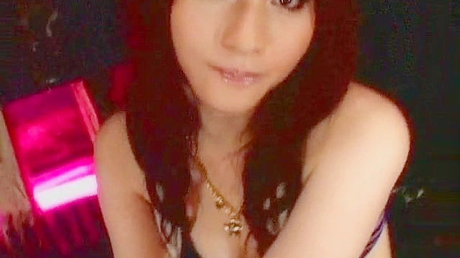 饥渴的亚洲美人渴望与猛男分享她们的身体