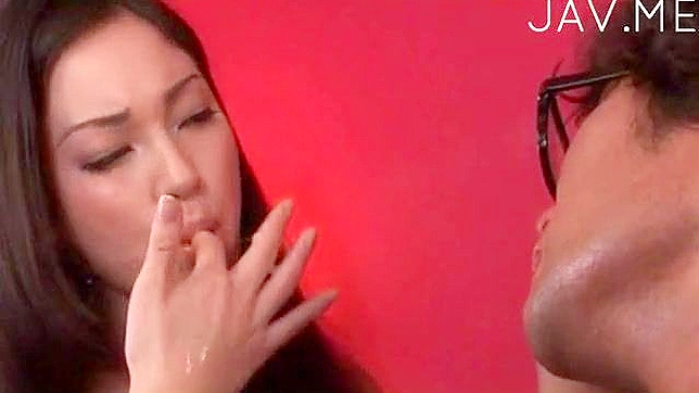 迷人的业余美女用热情的手活诱惑帅哥