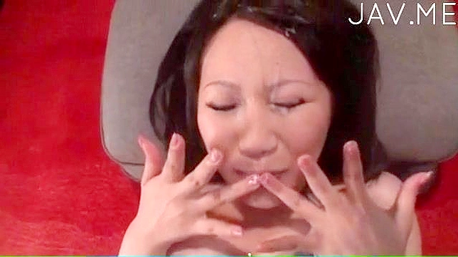 迷人的日本妹子以狂野的胸部交欢带来愉悦