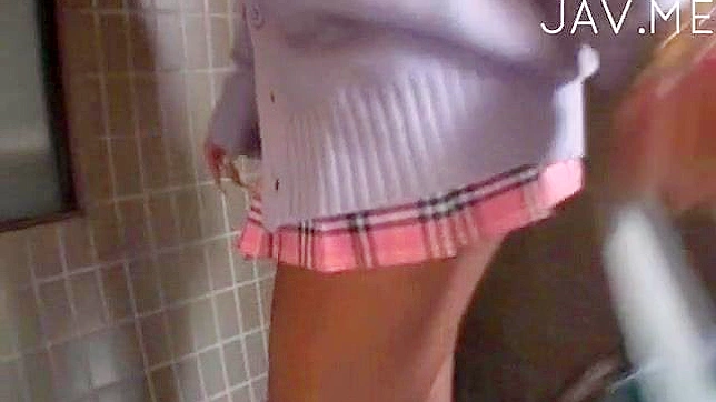可爱的日本少女以露骨的口交带来欢愉