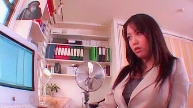 品尝美丽业余亚洲女孩的毛茸茸小阴唇