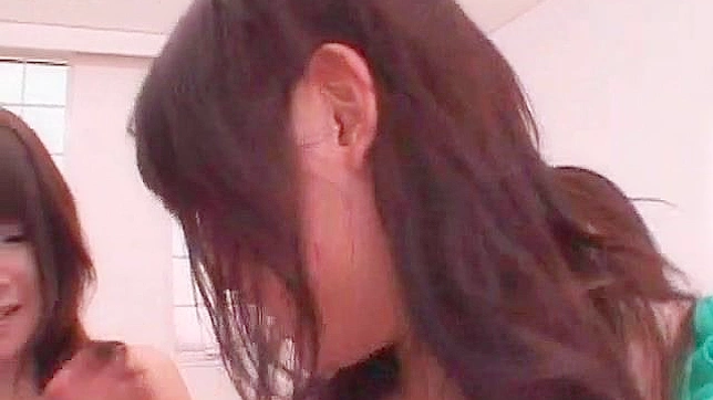 帅气群交场景业余青少年渴望得到阴茎