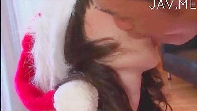 与穿着性感红装的巨乳美女进行激烈性爱