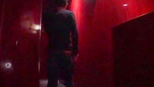 狂欢派对上狂野的重口味美女爱玩弄阳具