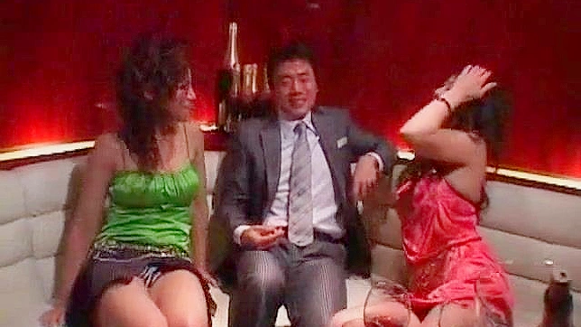 狂热的宝贝们在热情三人体验中共享激情