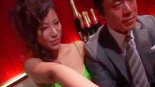 狂热的宝贝们在热情三人体验中共享激情