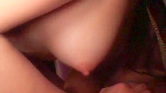 可爱女孩在严肃的亚洲团体活动中分享美味的大屌
