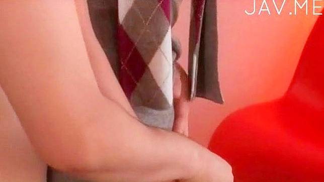 迷人的亚洲美女热衷于脸部射精体验