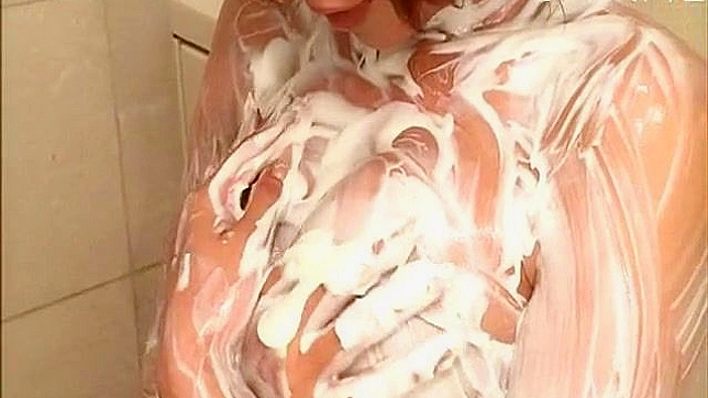 日本美女因湿润奶油游戏而极度兴奋