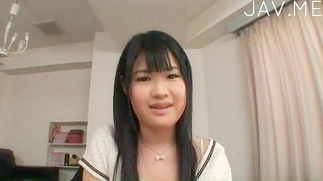 业余少女正在为她的阴道享受热烈的爱抚