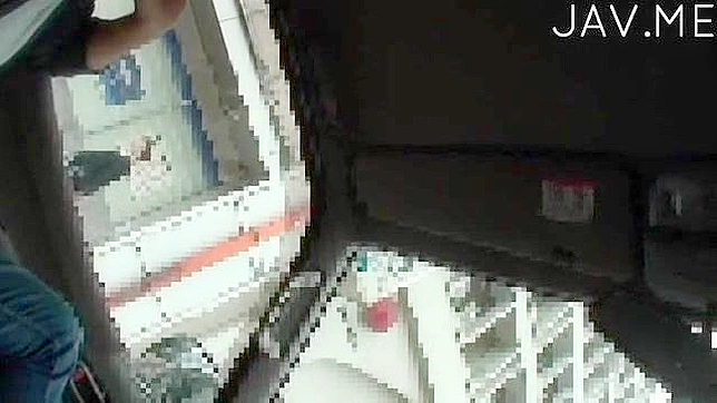 亚洲辣妹邀两位帅哥玩弄她的大乳房