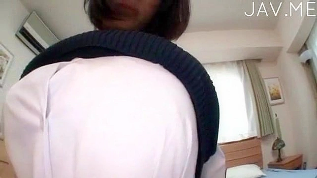 丰满亚洲美人得到狂野手指刺激她的私处