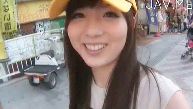 害羞的业余少女在车里用口技让帅哥兴奋不已