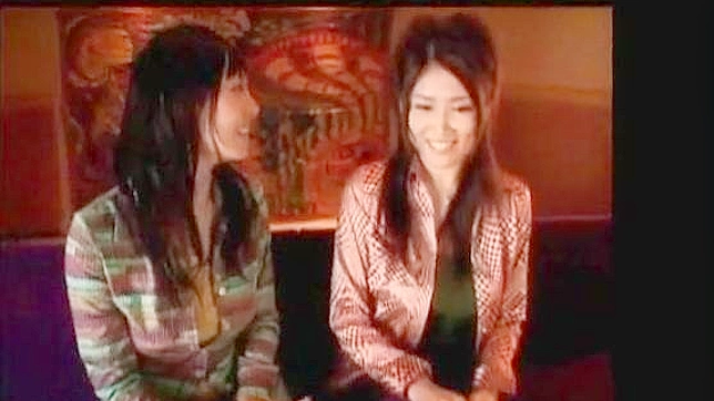 迷人亚洲少女分享她们丰满的肉体与激情时刻