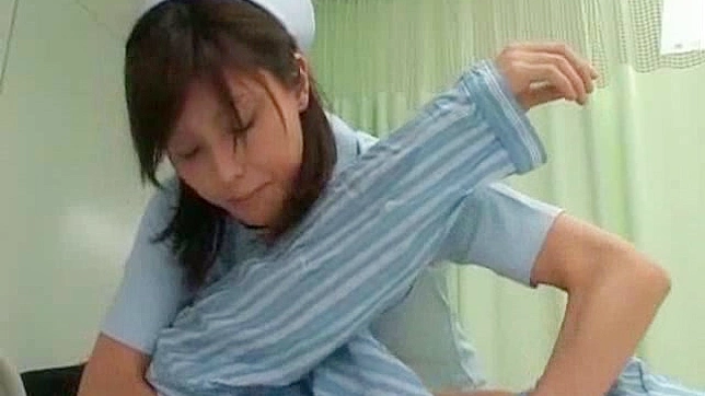 丰满的美女甜美地骑在粗壮的男人身上