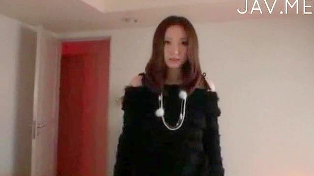 辣妹需要两根跳动的黑棒填满她的私处