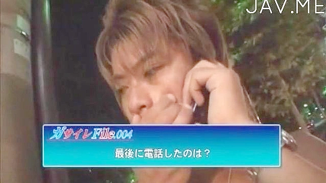 她紧致的阴道被猛烈地撞击时发出淫荡的呻吟声。