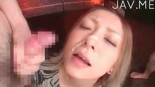 爱美饥渴美女狂吸巨屌并接受精液喷射