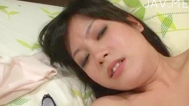 迷人女士享受深度撞击的快感