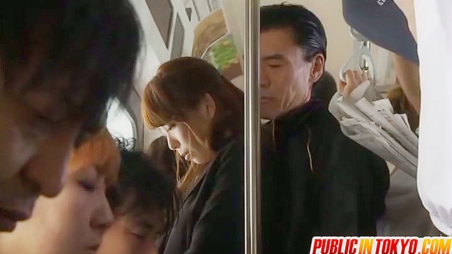 在厕所里，由纪被口交干得欲罢不能。
