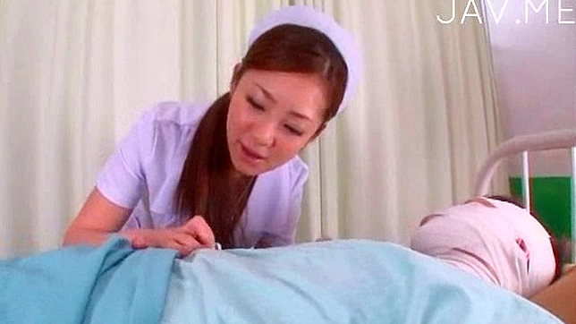 美女磨蹭并展示她的多汁阴道