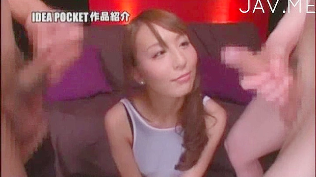 美女大开双腿，猛力自慰并高声呻吟