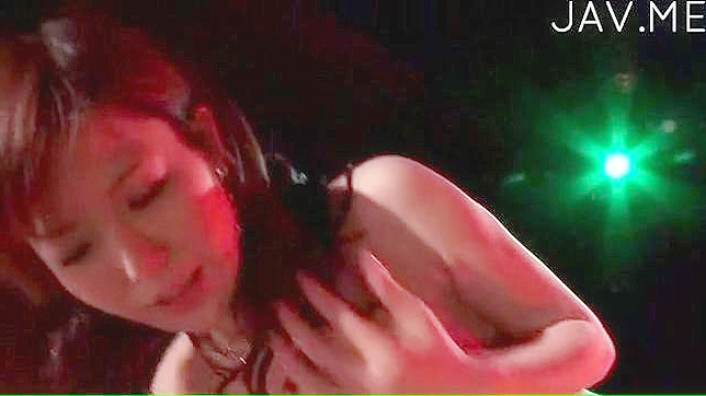 性感奈依紧压胸部渴望深插入木鸡阴茎