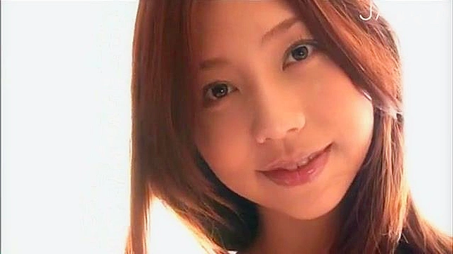 色欲的Roshiba孤单一人渴望着阴茎在她的蜜壶里