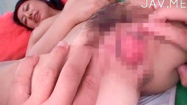 爱丽丝越摸越好，她尖叫着要更多