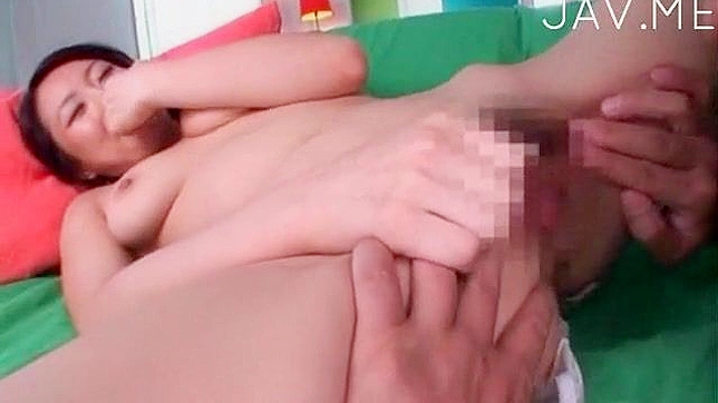 爱丽丝越摸越好，她尖叫着要更多