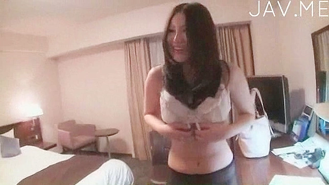 迷人的日本少女正在吸吮阳具