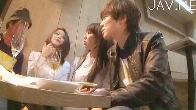 玩闹的日本女孩大奶子在磨蹭阴茎