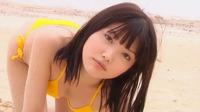 可爱的亚洲美女渴望分享她诱人的身体