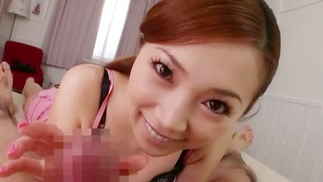 红发且有气质的日本妹子正在给男友口交