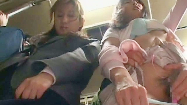 黑发日本少女在公共场所口交