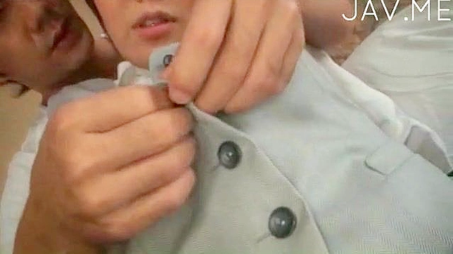 为日本少女的毛茸汉堡进行热力手指和口舌服务