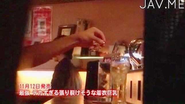 甜美的日本业余少女在车内接受狂野玩具体验