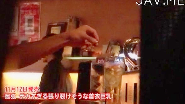 热切调皮的日本女孩在车内脱衣展示魅力