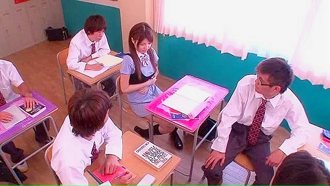 年轻的棕发女郎想自慰她朋友的阴茎