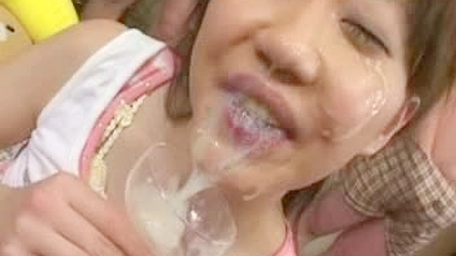 AV多人射精狂潮：饥渴女体畅饮精子