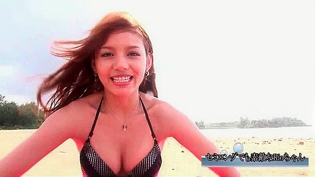 迷人的亚洲自拍女孩在户外展示她的好身材