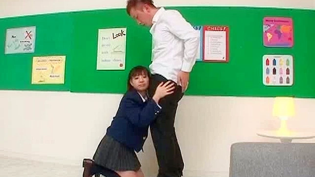 亚洲女学生在教室里疯狂口交