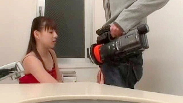 亚洲妹子狂热地吸吮粗壮阳具令人着迷