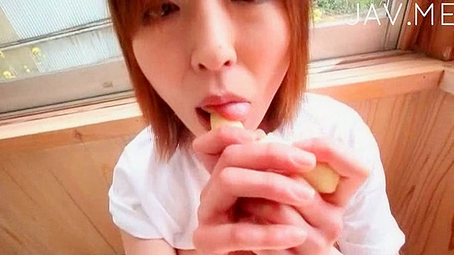 迷人性感的日本女孩展示她惊人的胸部财富