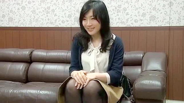 瘦削的日本熟女脱衣等待她的私处被猛烈撞击
